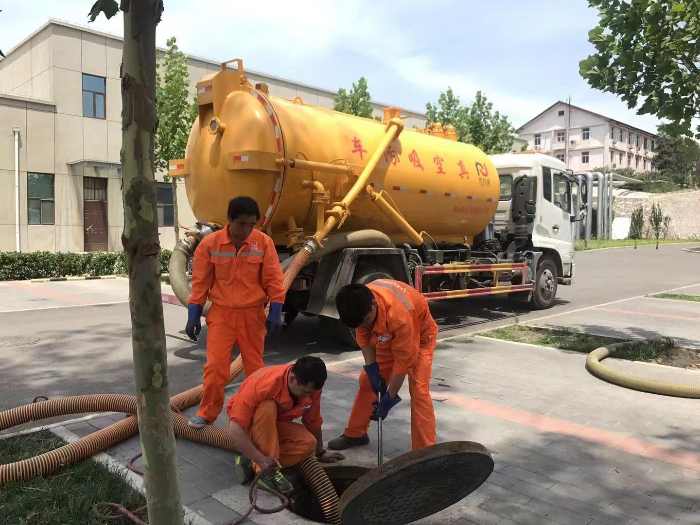 蒋巷管道疏通车停在窨井附近