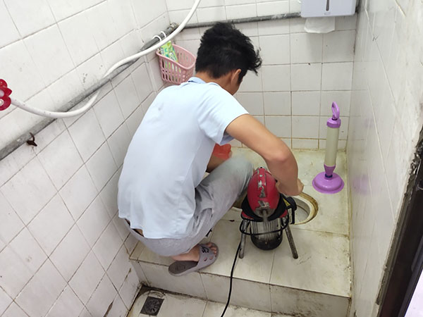 蒋巷管道堵塞冒臭气 专业师傅现场解决问题